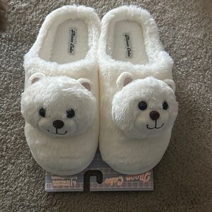 NWT Cozy Ivory Bear Women's Slippers